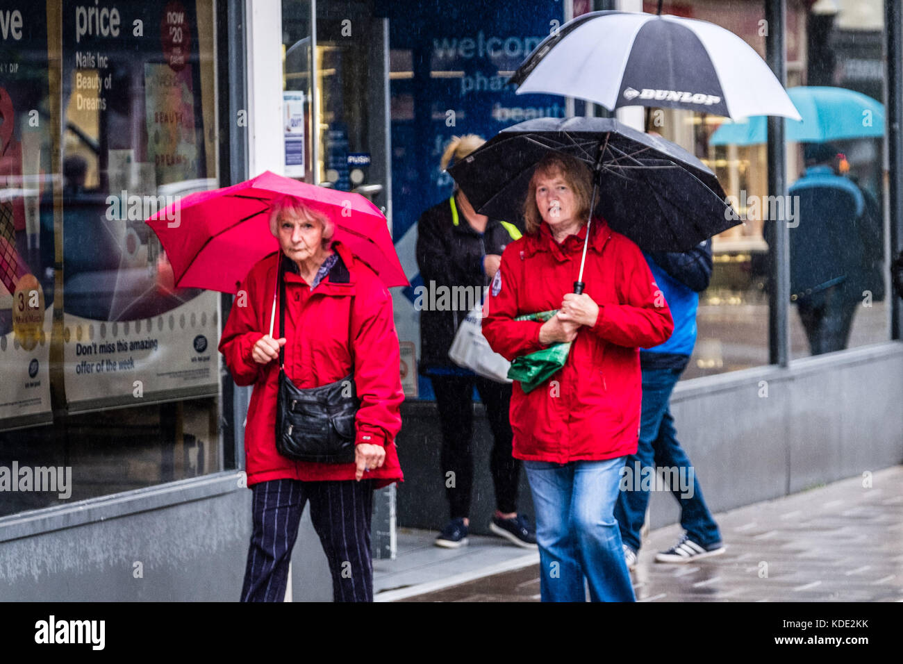 Aberystwyth Wales UK, Freitag 13 Oktober 2017 UK Wetter: Pech für einige , Freitag der 13. ist ein bewölktes, nasses und windiges Tag in Aberystwyth Wales. Das Wetter wird sich voraussichtlich über das Wochenende verbessern, mit einer Wolke warmer Luft, die vom Kontinent hereinweht, mit einer Möglichkeit von Temperaturen in den niedrigen 20ºs celsius in Teilen des Südens und Südens von England.Fotos © Keith Morris / Alamy Live News Stockfoto