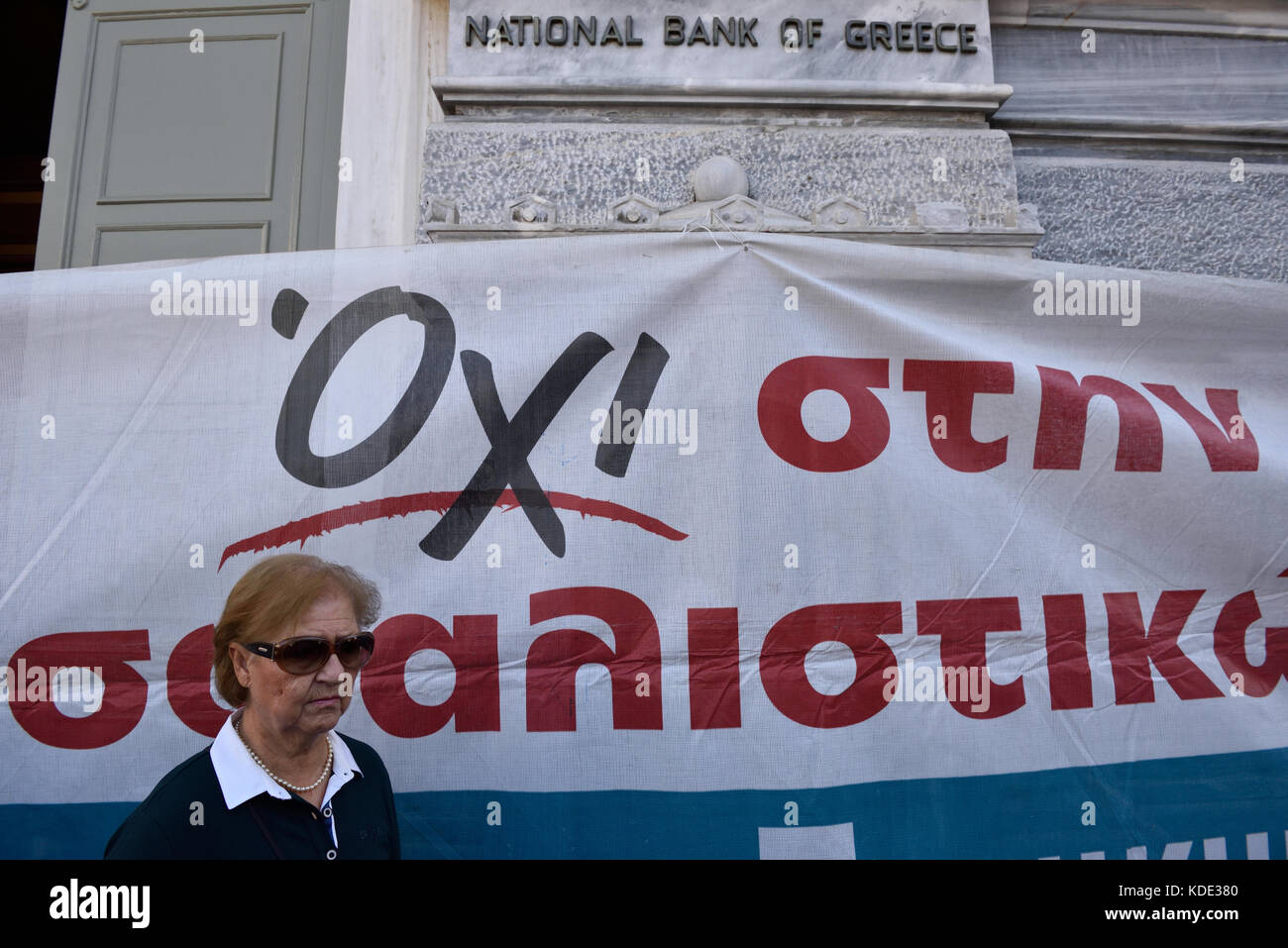 Athen, Griechenland, 13. Oktober 2017. Die Rentner der griechischen Nationalbank protestieren vor dem Hauptsitz der Bank gegen Rentenkürzungen in Athen. Quelle: Nicolas Koutsokostas/Alamy Live News. Stockfoto