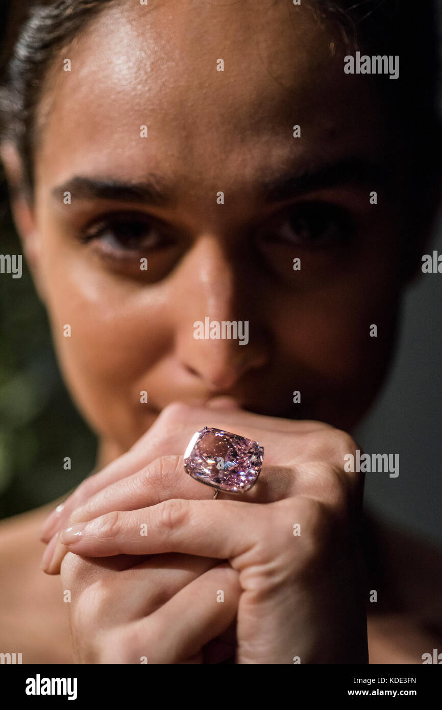 London, Großbritannien. 13 Okt, 2017. "Die Raj Pink', dem weltweit größten  bekannten Fancy Intense Pink Diamond, wiegen 37,30 beantragt Karat-Schätzung  20 US $ 30 Millionen. Diese seltene Diamanten im Mittelpunkt bei Sotheby's