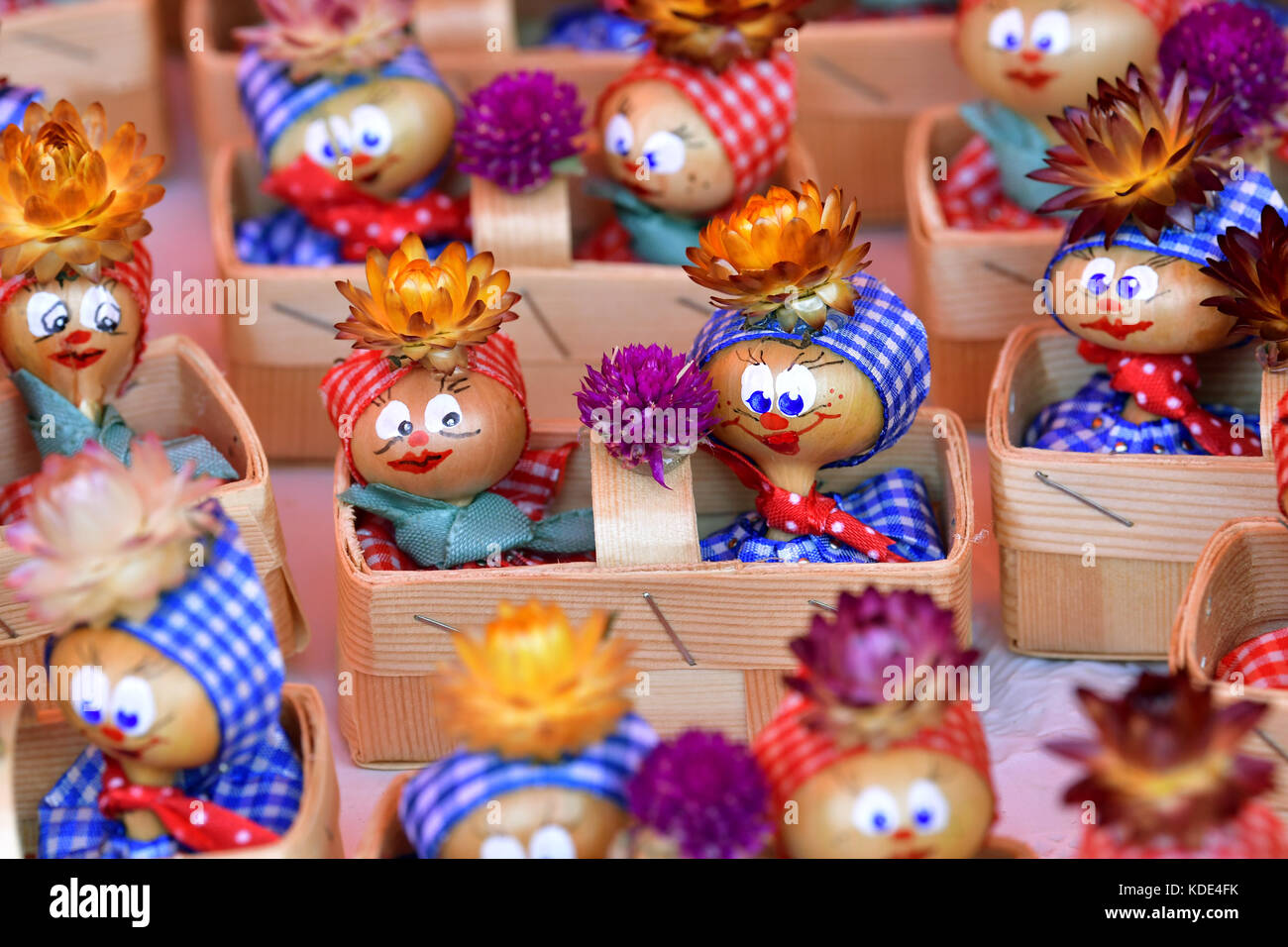 Weimar, Deutschland. Oktober 2017. Zwiebelfiguren werden auf einem Marktstand während des 364. „Weimarer Zwiebelmarktes“ in Weimar, Deutschland, 13. Oktober 2017 verkauft. Das berühmteste Volksfest Thüringens zieht bis zum 15. Oktober rund 300,000 Besucher an. Rund 500 Stände bieten die beliebten rot-weiß geflochtenen Zwiebelbündel, warme Zwiebeltorte, Thüringer Bratwurst, Getränke und Kunsthandwerk an. Quelle: Martin Schutt/dpa-Zentralbild/dpa/Alamy Live News Stockfoto