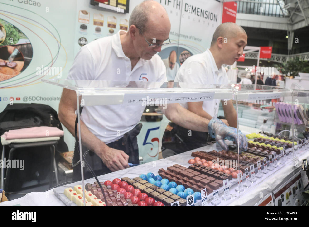 London, Großbritannien. 13.. Oktober 2017. Die Chocolate Show wird im Londoner Olympia eröffnet und präsentiert eine breite Palette an Kakaoprodukten und Süßwaren von britischen und internationalen Schokoladenherstellern.Quelle: amer ghazzal/Alamy Live News Stockfoto