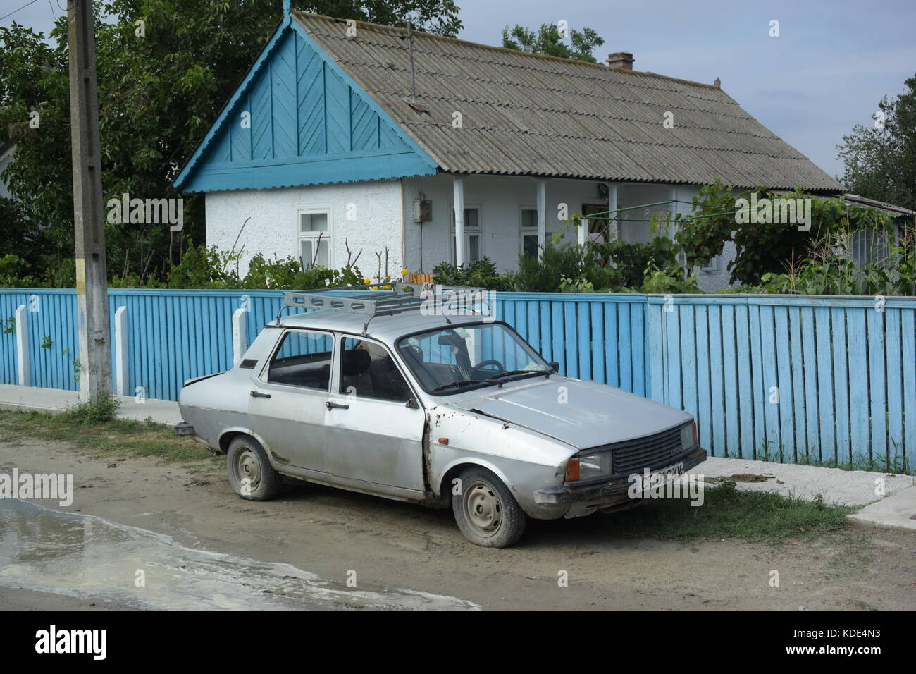 Ein altes Auto der Marke Dacia steht auf einer Straße in Sphanu Gheorghe im Donaudelta, Rumänien, 14. August 2017. Das Dorf ist nur über den Wasserweg zu erreichen, daher gibt es nicht viele verkehrssichere Autos. · KEIN KABELSERVICE · Foto: Henning Kaiser/dpa Stockfoto