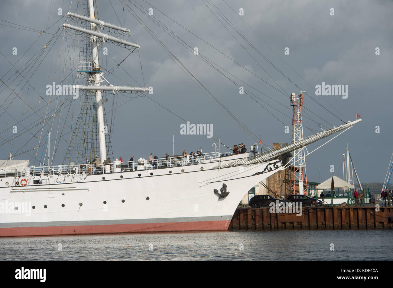 Die Gorch Fock I Liegt Vor Anker Im Hafen Von Stralsund 12