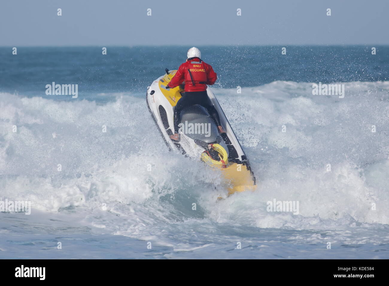 Fistral Beach, Newquay, Cornwall, England. 13. Oktober, 2017. Surfer nehmen an Tag 1 heizt der britischen Universität und Hochschule Sport Surfen Wettbewerb. Zahlreiche college Surfer nahmen an der Veranstaltung in der Messe Wetter. Stockfoto
