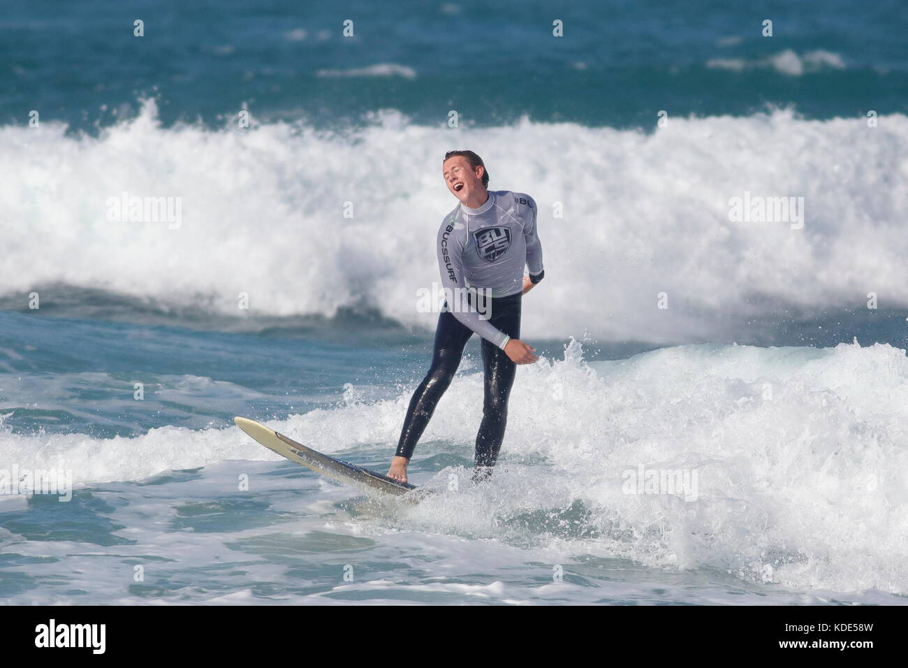 Fistral Beach, Newquay, Cornwall, England. 13. Oktober, 2017. Surfer nehmen an Tag 1 heizt der britischen Universität und Hochschule Sport Surfen Wettbewerb. Zahlreiche college Surfer nahmen an der Veranstaltung in der Messe Wetter. Stockfoto