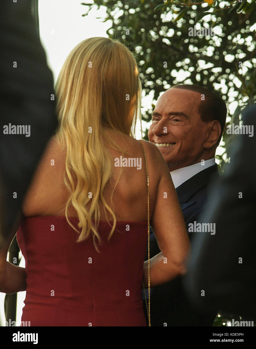 Ravello, Italien. 13 Okt, 2017. Silvio Berlusconi und Francesca Pascale in Ravello, bei der Hochzeit ihrer Schwester marianna Pascale. 13.10.2017, Ravello, Italien Quelle: Unabhängige Fotoagentur srl/alamy leben Nachrichten Stockfoto