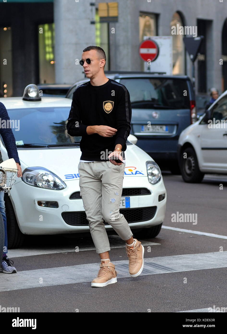 Mailand Ivan Perisic Und Seine Frau Im Zentrum Wutend Und Beleidigung Der Fotograf Ivan Perisic Dem Spieler Des Inter Und Der Nationalmannschaft Von Kroatien Uberrascht Durch Die Gassen Des Zentrums Zu Bummeln
