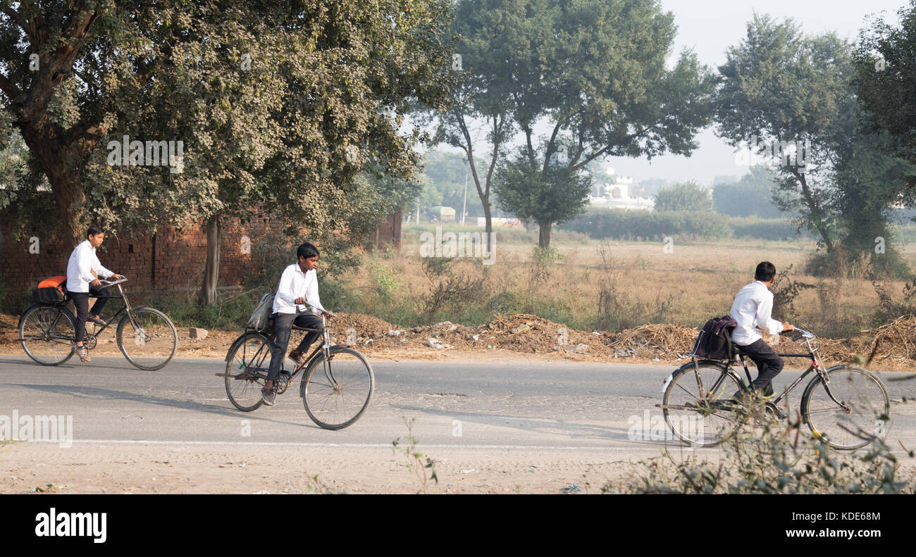 Shankar, panjab, Indien. 13 Okt, 2017. das Leben auf der Straße in Shankar, ländlichen indischen Dorf. Menschen in der morgendlichen Fahrt zur Schule und Arbeit. den Landwirten vor Ort ihre Ware durch Traktor. wenige Leute tragen Schutzhelme, so gibt es eine hohe Rate von Verletzungen und Unfällen Kredit: wansfordphoto/alamy leben Nachrichten Stockfoto