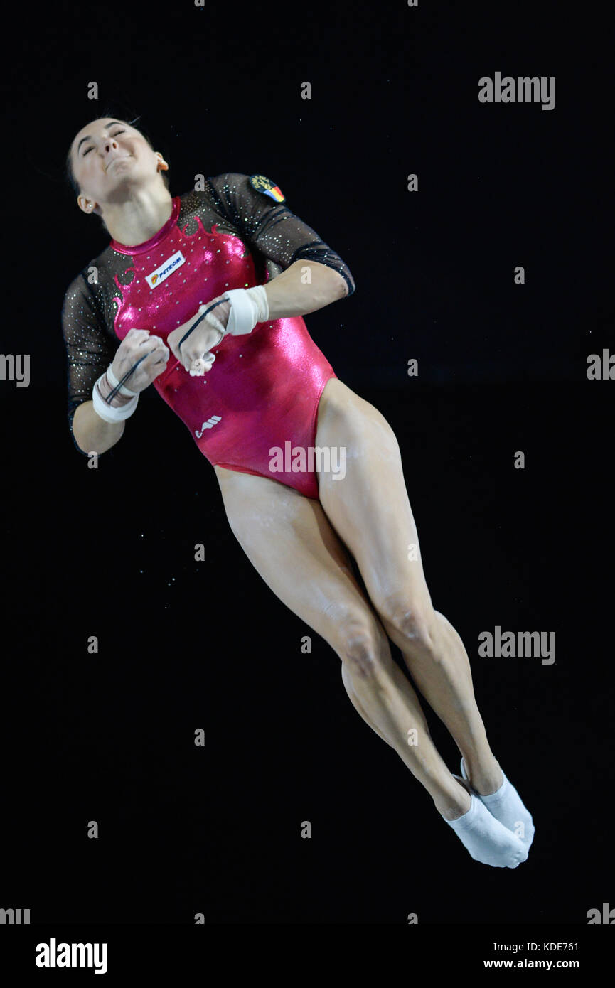 Oktober 1, 2017 - Montreal, Quebec, Kanada - LARISA IORDACHE aus Rumänien demontiert aus der ungleichmäßigen Bars während podium Training vor Konkurrenz im Olympiastadion in Montreal, Quebec statt. (Bild: © Amy Sanderson über ZUMA Draht) Stockfoto