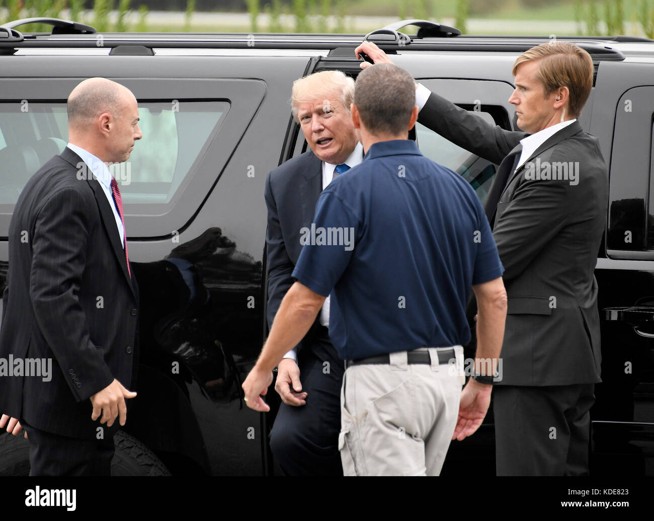 Belleville, MD, USA. Okt. 2017. US-Präsident Donald J. Trump tourte am Freitag, 13. Oktober 2017, im US-Geheimdienst James J. Rowley Training Center in Beltsville, Maryland. Gutschrift: Ron Sachs/Pool Über Cnp/Media Punch/Alamy Live News Stockfoto