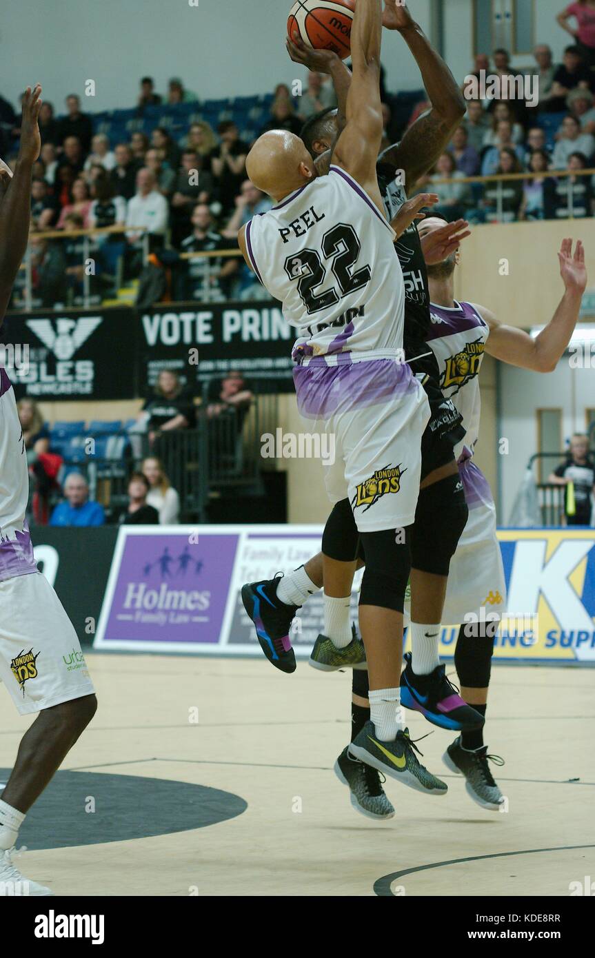 Newcastle upon Tyne, England, 13. Oktober 2017. brandon Schalen von London lions Springen gegen esh Gruppe Adler in einem british Basketball League match bei Sport Zentrum von Newcastle zu verteidigen. Credit: Colin Edwards/alamy Leben Nachrichten. Stockfoto