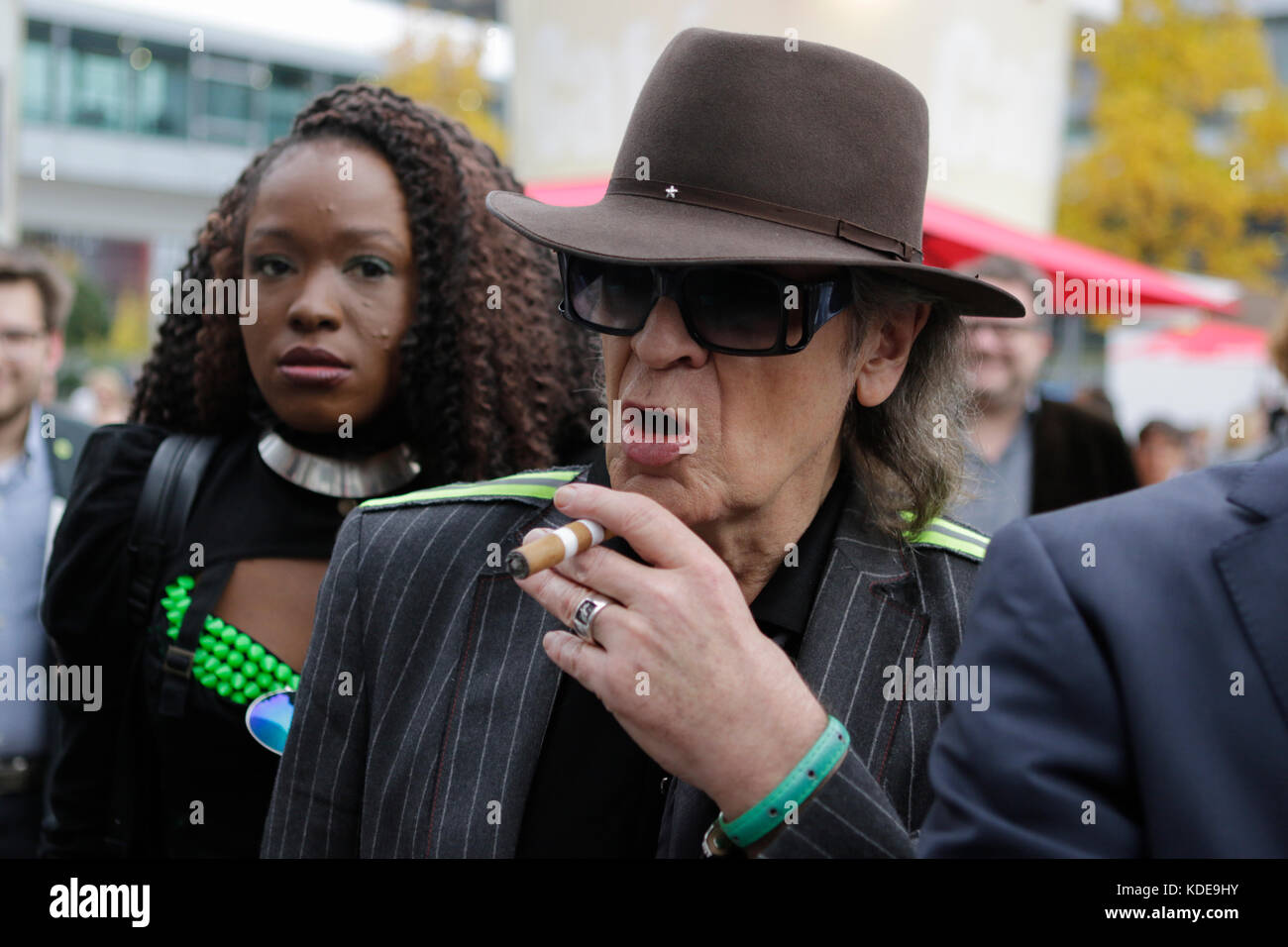 Frankfurt am Main, Deutschland. 13. Oktober 2017. Udo Lindenberg geht auf die Bühne für seine Leistung. deutsche Veteran Rock Musiker Udo Lindenberg Leben auf der Frankfurter Buchmesse durchgeführt. Die Performance war Teil der Präsentation der neuen Foto Buch von deutschen Fotografin tine acke tärker als Zeit-sterben stadiontour" sterben (stärker als die Zeit - die Stadion Tour) über Udo Lindenberg neueste Tour. Unterstützt wurde er auf der Bühne von Mitgliedern seiner panikorchester. Stockfoto