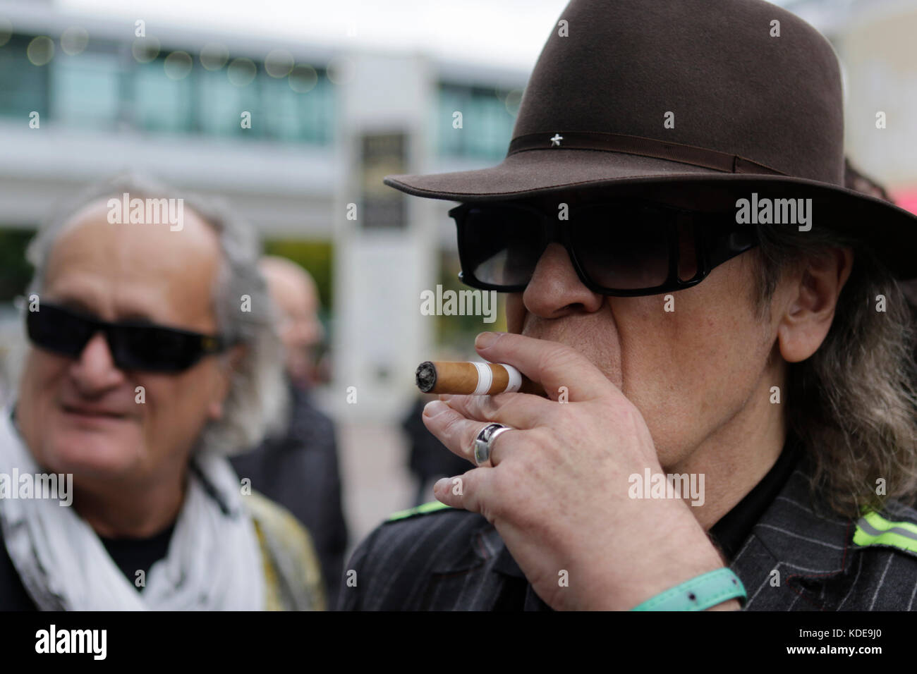 Frankfurt am Main, Deutschland. 13. Oktober 2017. Udo Lindenberg geht auf die Bühne für seine Leistung. deutsche Veteran Rock Musiker Udo Lindenberg Leben auf der Frankfurter Buchmesse durchgeführt. Die Performance war Teil der Präsentation der neuen Foto Buch von deutschen Fotografin tine acke tärker als Zeit-sterben stadiontour" sterben (stärker als die Zeit - die Stadion Tour) über Udo Lindenberg neueste Tour. Unterstützt wurde er auf der Bühne von Mitgliedern seiner panikorchester. Stockfoto