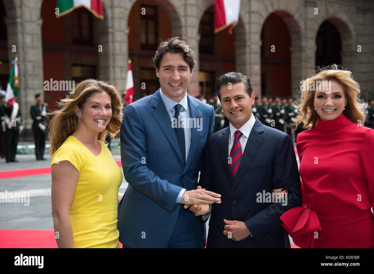 Der kanadische Premierminister Justin Trudeau und seine Frau Sophie Gregoire Trudeau werden vom mexikanischen Präsidenten Enrique Pena Nieto und seiner Frau Angelica Rivera während der Ankunftszeremonie im Palacio Nacional am 12. Oktober 2017 in Mexiko-Stadt begrüßt. (Presidenciamx via Planetpix) Stockfoto