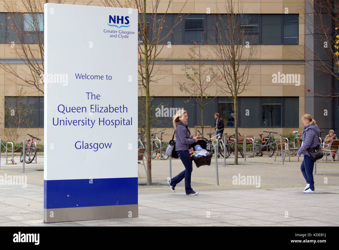 Queen Elizabeth university hospital, königlichen Krankenhaus für Kinder, Patienten auf dem Weg Mutter und Kind Autositz mit Zeichen Text Name Stockfoto