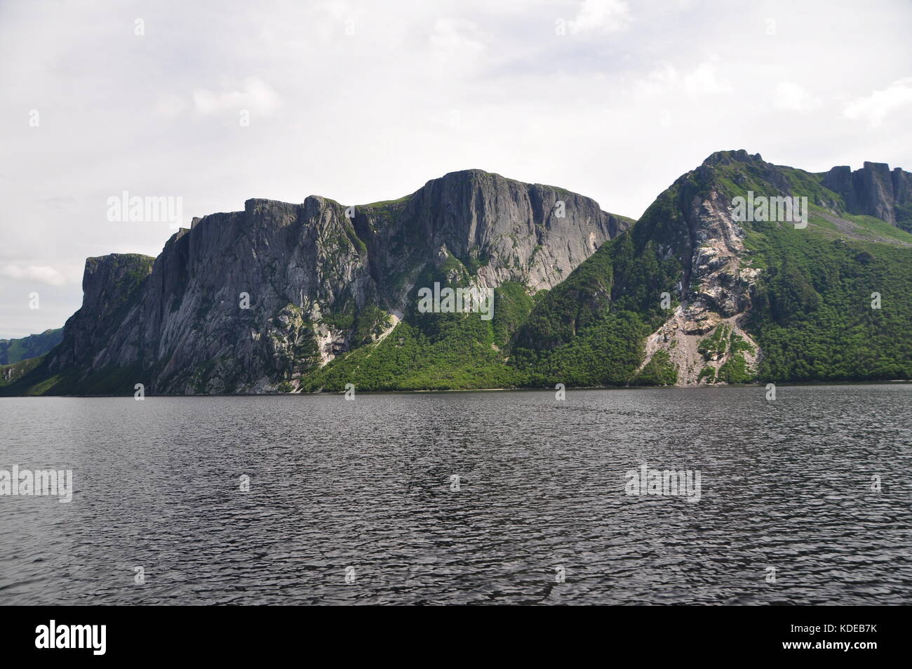 Historische Steinschlag entlang der steilen Fels Wänden der Western Brook Pond, ein Süßwasser-Fjord im Gros Morne National Park, Neufundland, Kanada Stockfoto