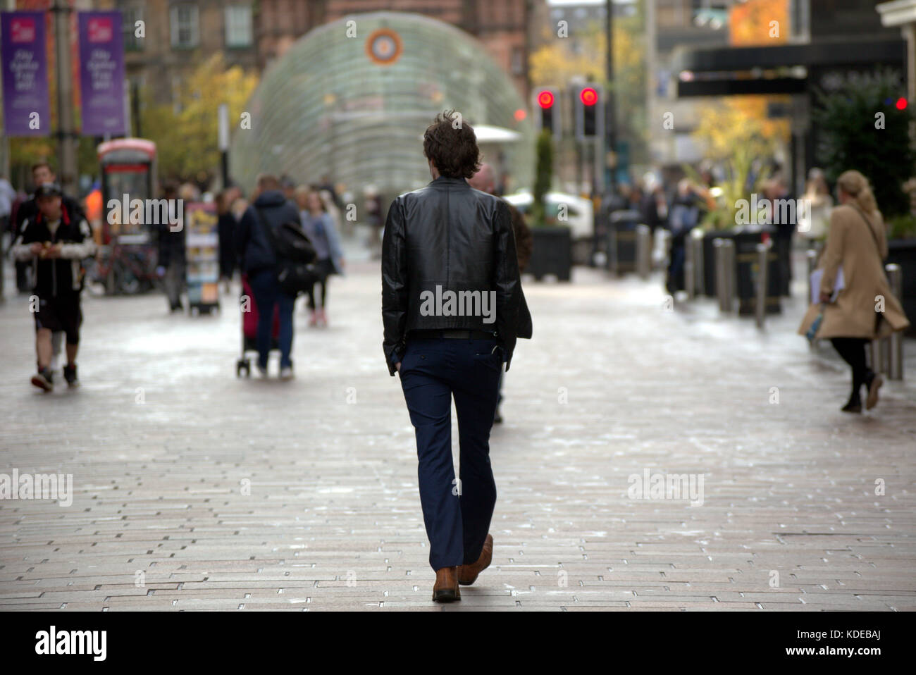 Mann männlich Lederjacke mit Haltung zuversichtlich Buchanan Street Style 1,6 km Glasgow in der Perspektive von hinten Stockfoto