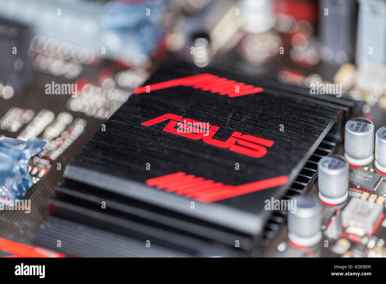 HANNOVER / DEUTSCHLAND - 12. OKTOBER 2017: Asus Kühlkörper auf einem asus Prime 350 plus Mainboard Stockfoto