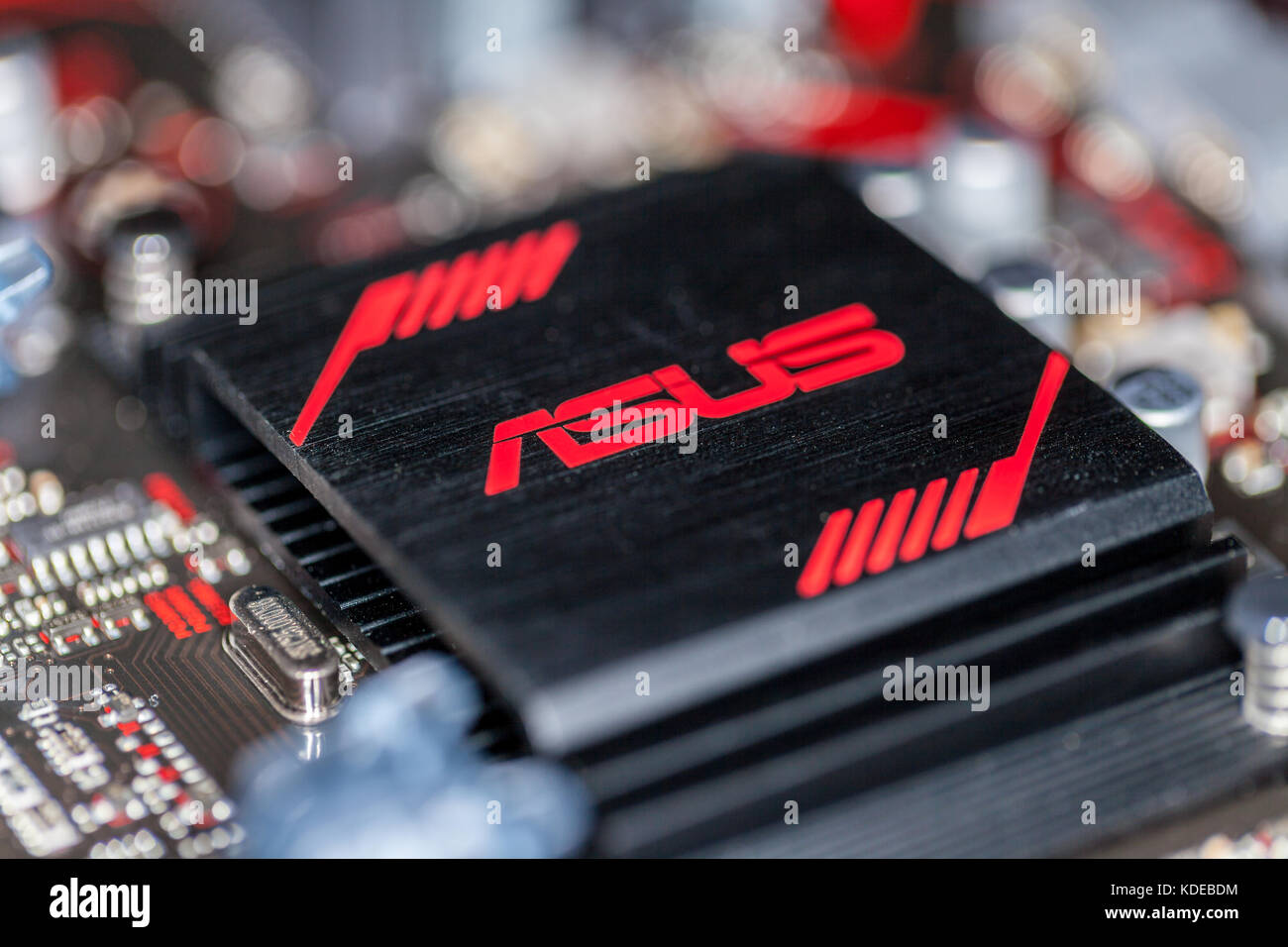 HANNOVER / DEUTSCHLAND - 12. OKTOBER 2017: Asus Kühlkörper auf einem asus Prime 350 plus Mainboard Stockfoto