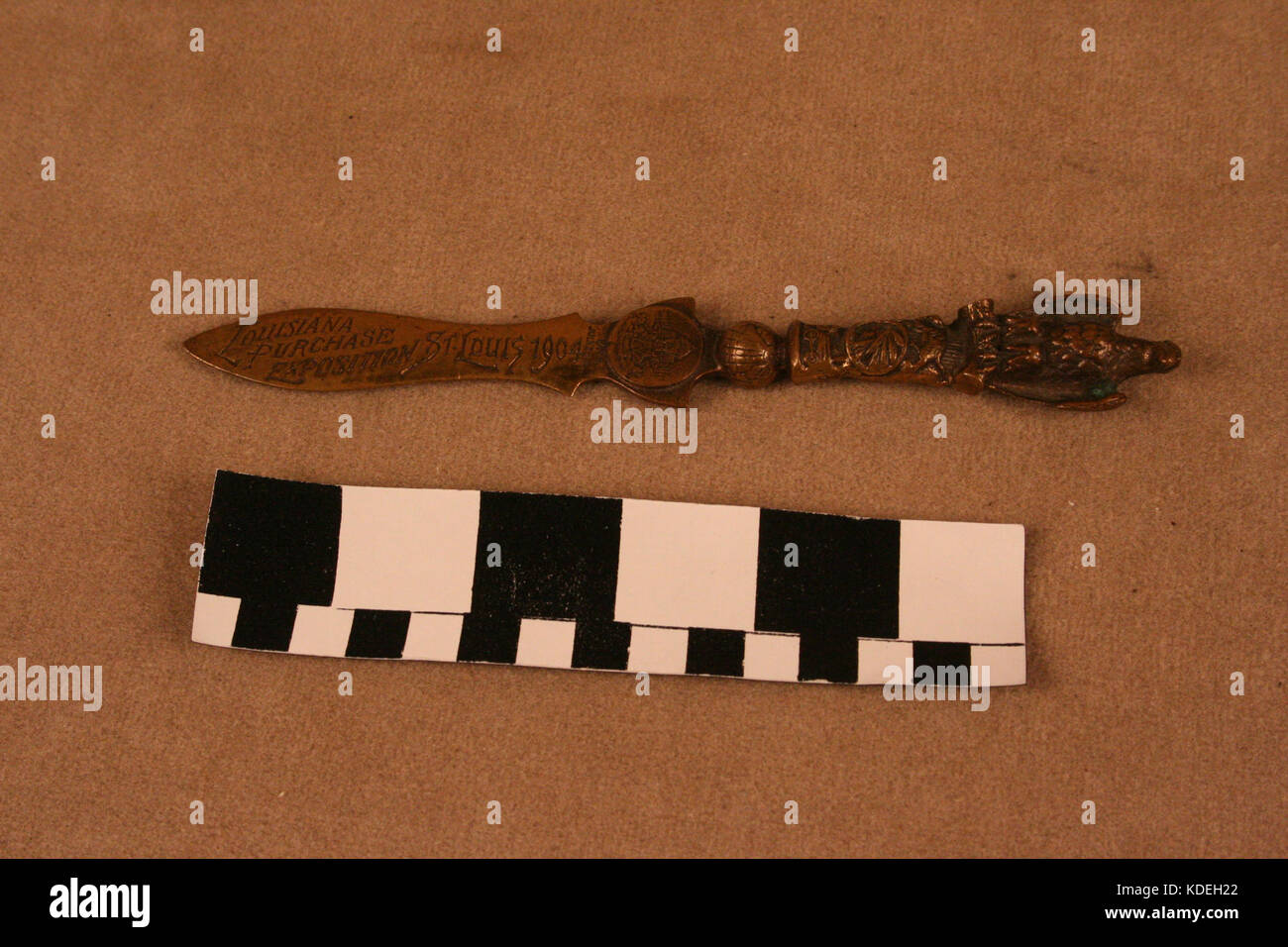 Metall Brieföffner mit Dreidimensionalen Adler auf der Oberseite Stockfoto