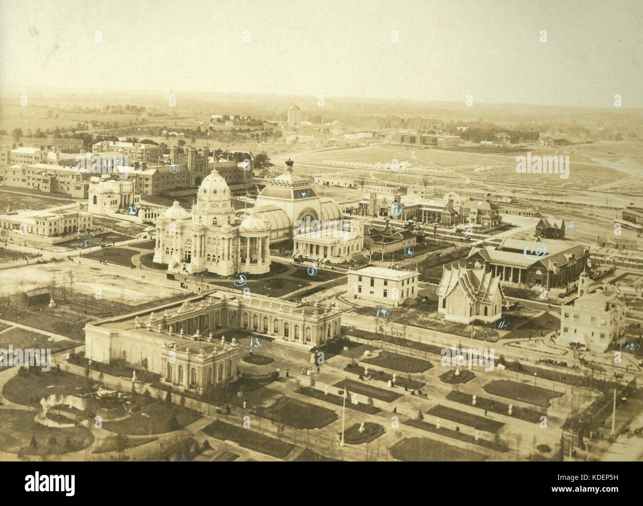 Ein Panoramablick auf das Messegelände von 1904 von einem befestigten Ballon in einer Höhe von 900 Metern, der den nordwestlichen Teil des Messegeländes zeigt. Stockfoto
