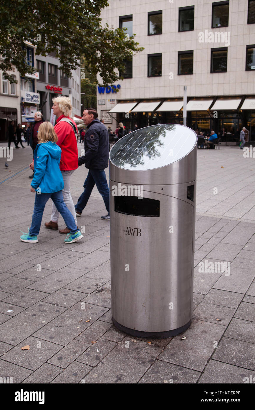 Europa, Deutschland, Köln, die Mülltonne 'Solar-Presshai', die mit einem Solarmodul auf dem Wallraf-Platz, der Mülltonne, die mehr als kostet, ausgestattet ist Stockfoto