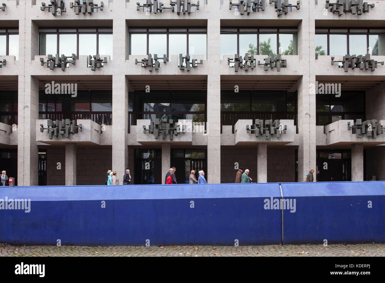 Europa, Deutschland, Köln, der moderne Teil des Rathauses am Alten Markt, davor der blaue Eingang zur U-Bahn-Station. Europa, Stockfoto