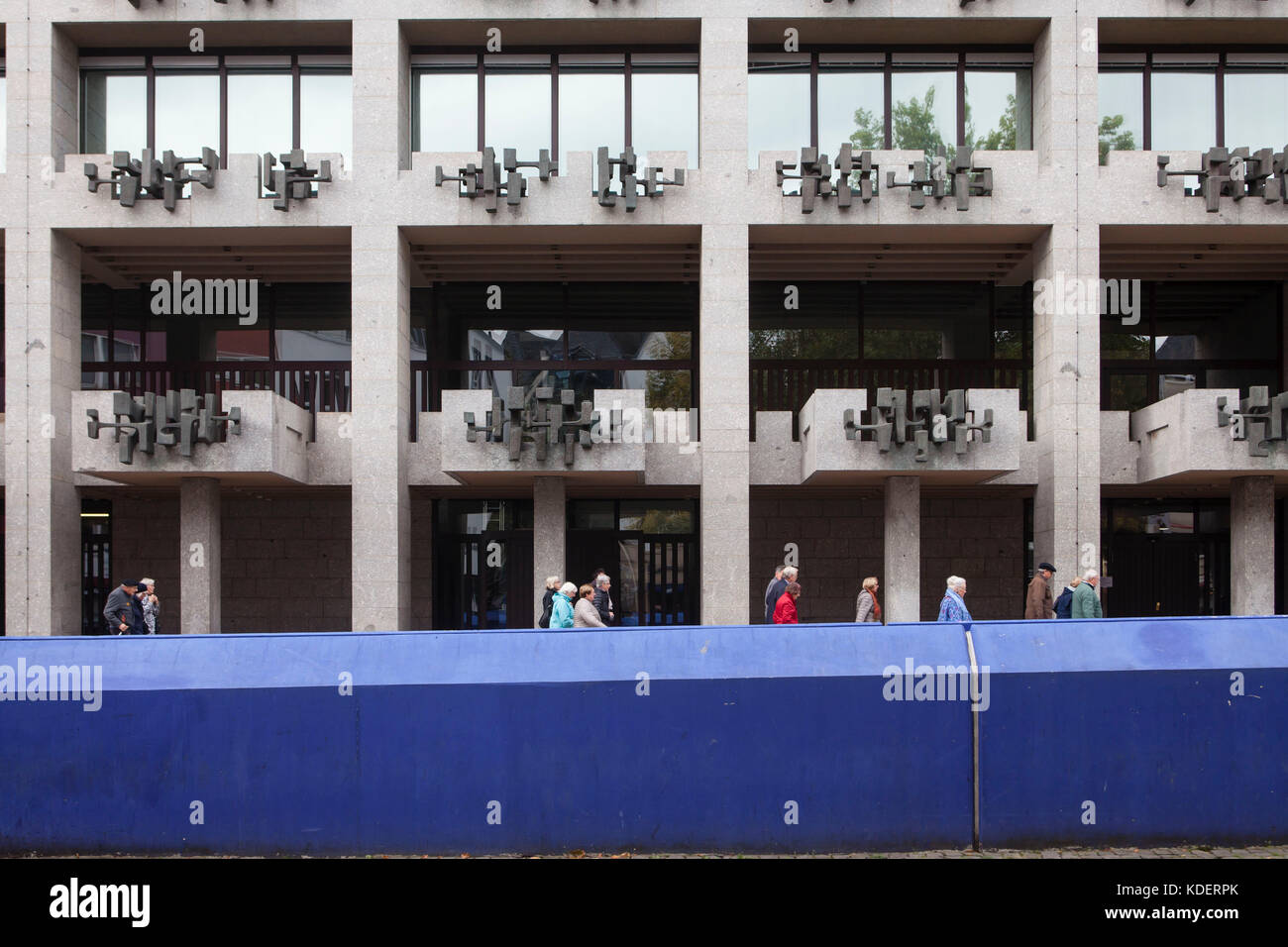 Europa, Deutschland, Köln, der moderne Teil des Rathauses am Alten Markt, davor der blaue Eingang zur U-Bahn-Station. Europa, Stockfoto