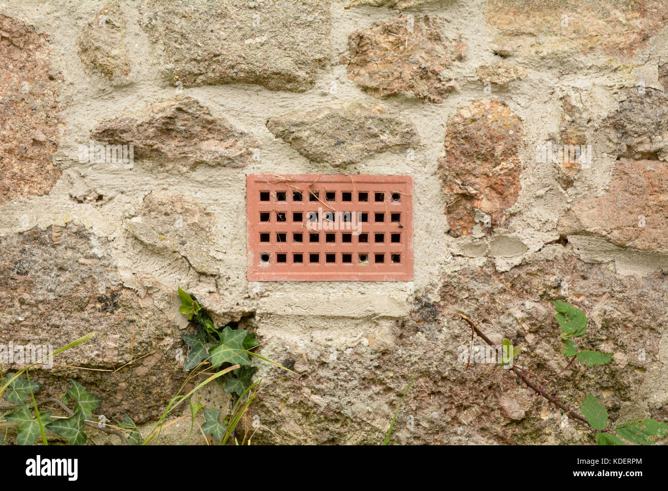 Lüfterblende hinzugefügt. In traditionell gebauten Mauer aus Stein, die Luftströmung und feuchten verhindern zu ermöglichen Stockfoto