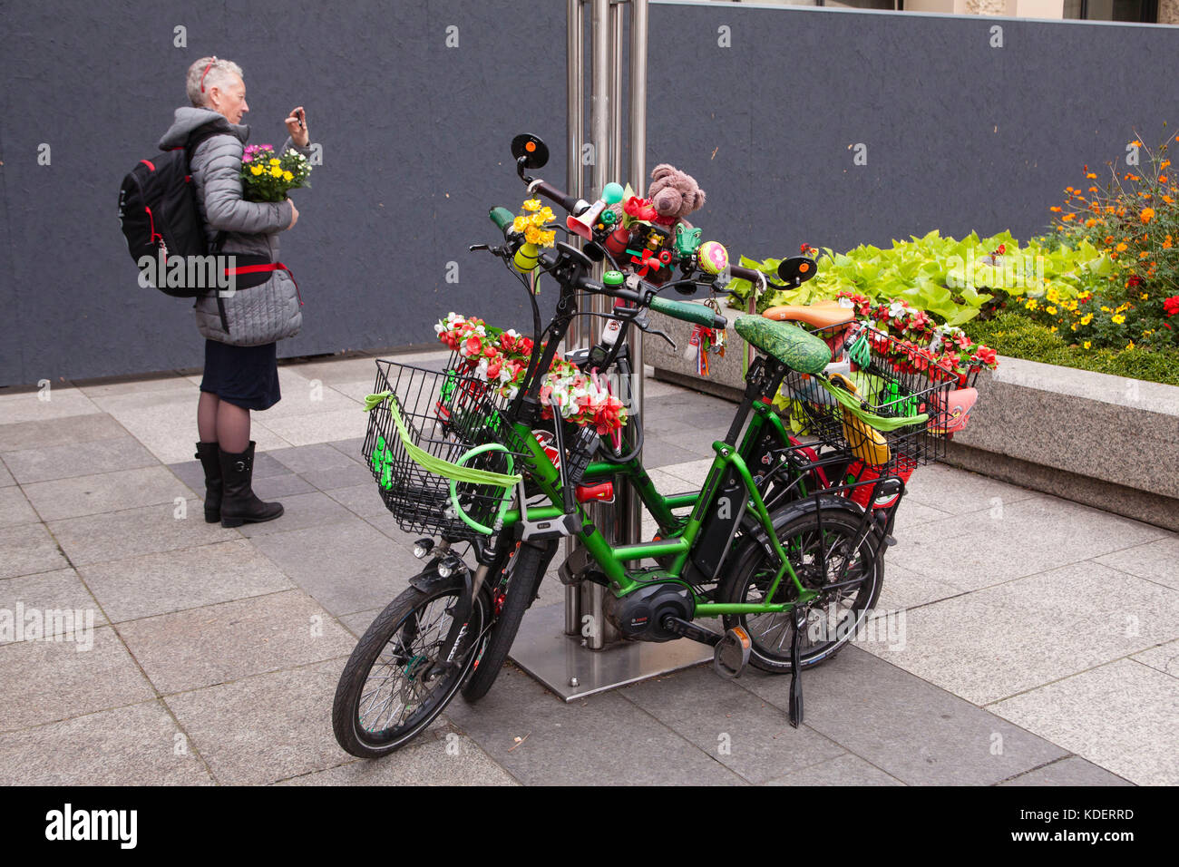 Europa, Deutschland, Nordrhein-Westfalen, Köln, mit Blumen verzierten E-Bikes in der Nähe der Kathedrale. Europa, Deutschland, Nordrhein-Westfalen, Koeln, Stockfoto