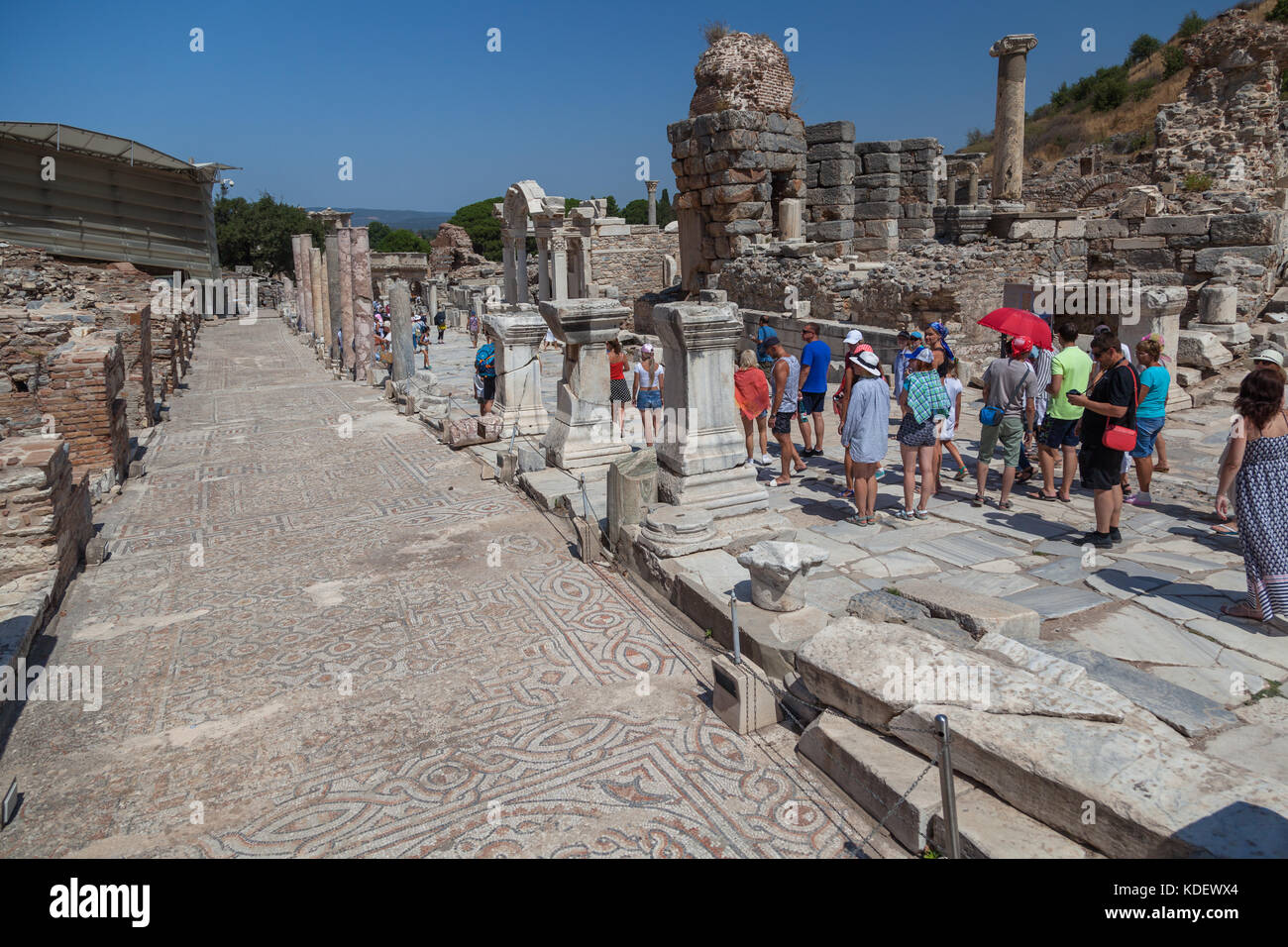 Touristen unter den Ruinen der antiken Stadt Ephesus Stockfoto