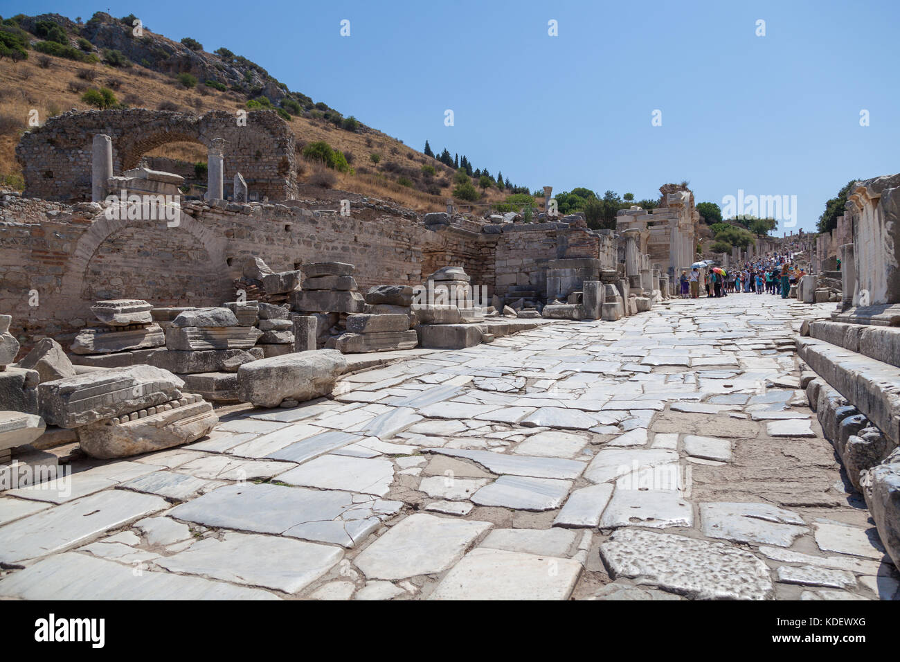 Touristen unter den Ruinen der antiken Stadt Ephesus Stockfoto