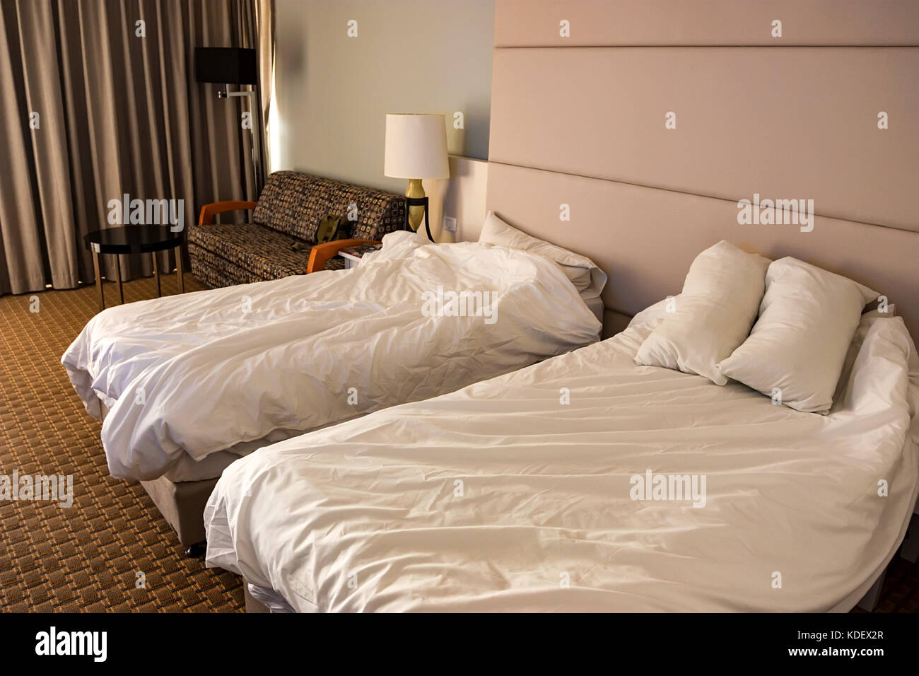 2 Einzelbetten in ein Hotelzimmer in der Nähe von Stockfoto