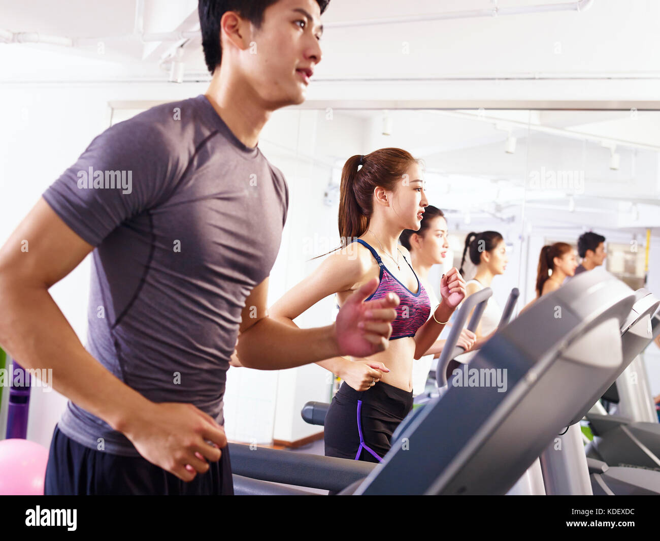 Jungen asiatischen nach Arbeiten am Laufband, auf dem Mädchen in der Mitte konzentrieren. Stockfoto