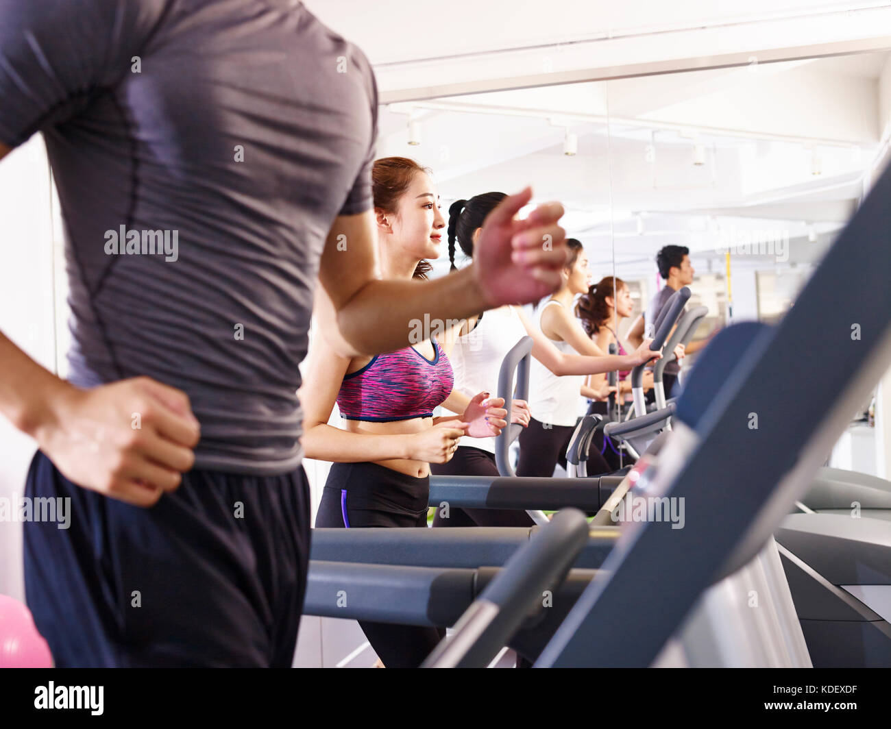 Jungen asiatischen nach Arbeiten am Laufband, auf dem Mädchen in der Mitte konzentrieren. Stockfoto