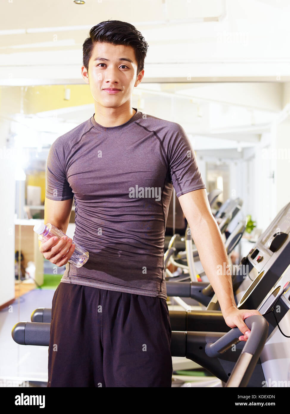 Porträt einer jungen asiatischen Erwachsenen trainieren im Fitnessstudio. Stockfoto