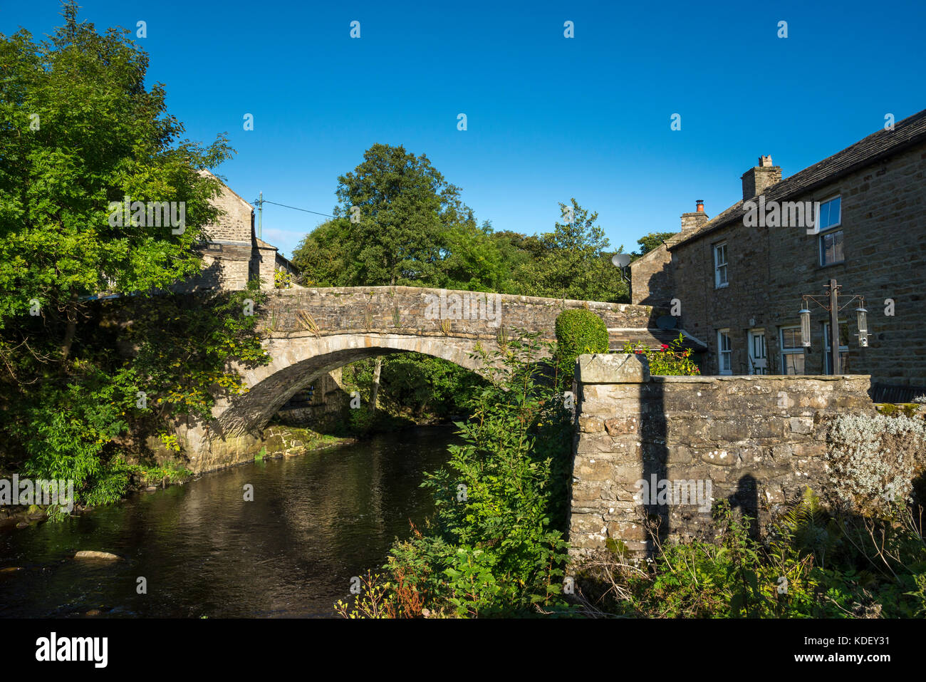 Steinerne Brücke bei langthwaite in arkengarthdale, North Yorkshire, England. Stockfoto