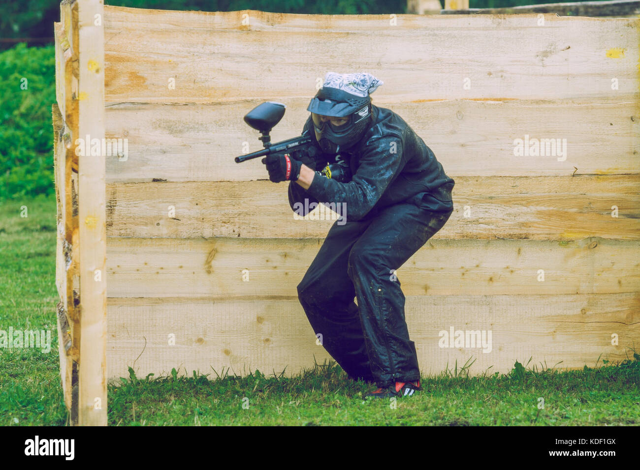 Paintball Battle, Spieler und Pistolen. Lettland cesis. 2012 Stockfoto