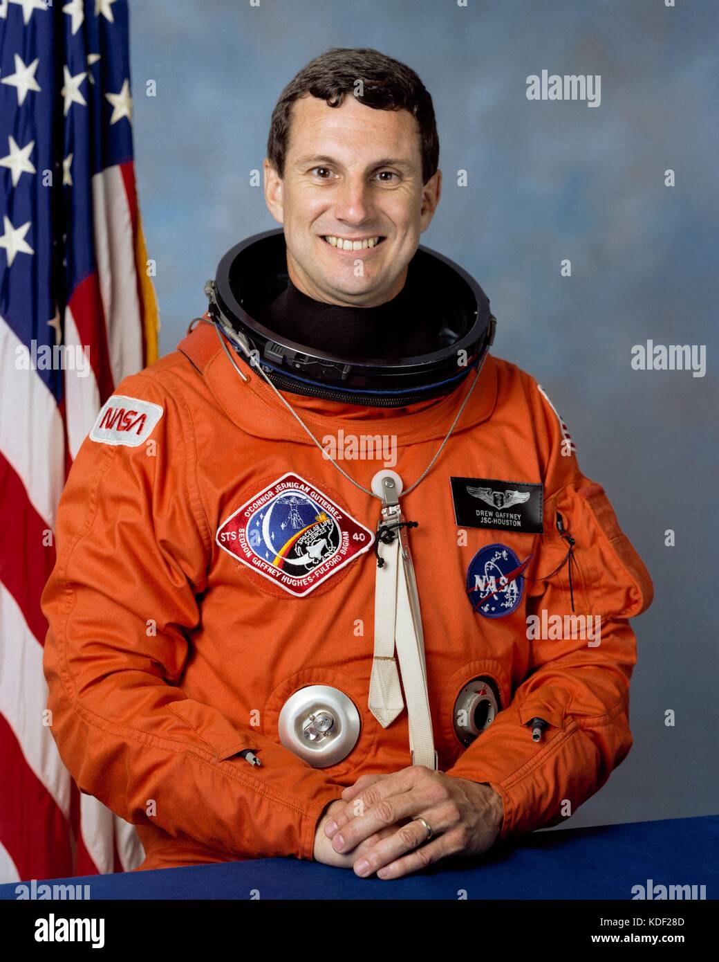 Offizielles Portrait der NASA Mission STS-40 Spacelab Life sciences Mission crew Astronaut Dr. Francis 'dRew' Gaffney in einem orange Spacesuit am Johnson Space Center Juli 6, 1990 in Houston, Texas. (Foto: Nasa Foto über planetpix) Stockfoto