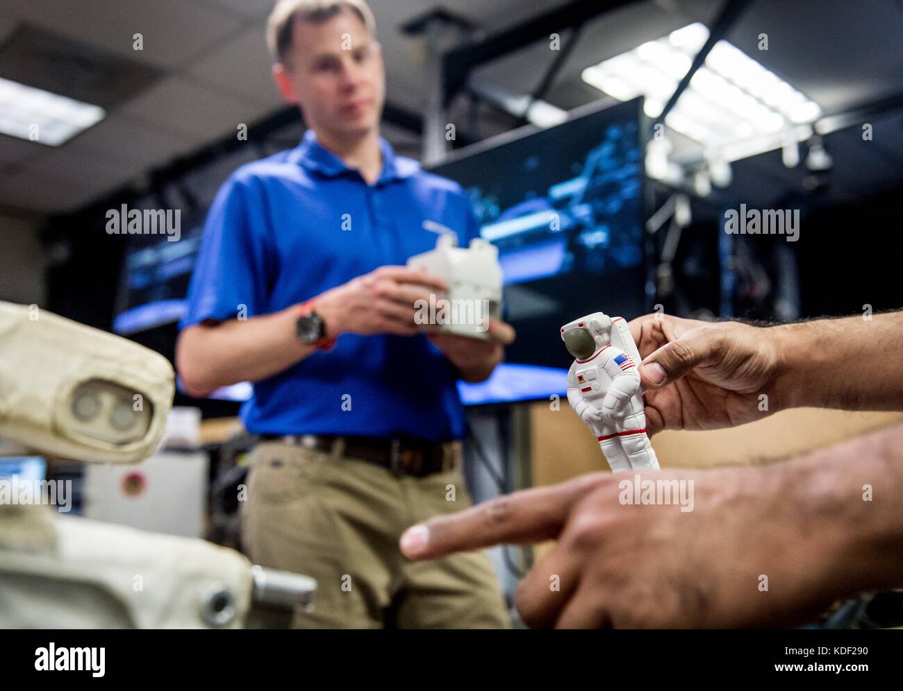 Nasa Extra vehicular activity Trainer Steve vilano (rechts) Schriftsatz der NASA-Astronaut nick Haag auf die vereinfachte Hilfen für eva Rescue (sicherere) Pack, bevor ein spacewalk Not Zurück zur Internationalen Raumstation am Johnson Space Flight Center Virtual Reality Lab am 26. April 2017 in Houston, Texas. (Foto von J.m. eddins jr. über planetpix) Stockfoto