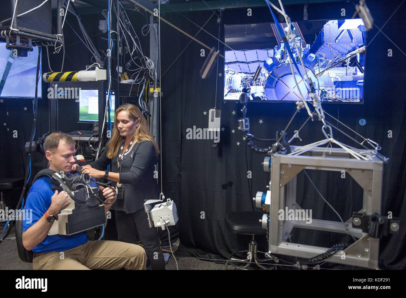 Eine nasa-Virtual Reality Lab Technician bereitet der NASA-Astronaut nick Haag für ein spacewalk Emergency Training über die vereinfachte Hilfen für eva Rescue (sicherere) Pack am Johnson Space Flight Center Virtual Reality Lab April 26, 2017 in Houston, Texas. (Foto von J.m. eddins jr. über planetpix) Stockfoto