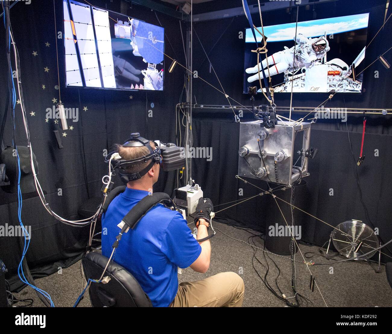 Nasa-Astronaut nick Haag verwendet eine Virtual reality Simulator während eines spacewalk Emergency Training über die vereinfachte Hilfen für eva Rescue (sicherere) Pack am Johnson Space Flight Center Virtual Reality Lab April 26, 2017 in Houston, Texas. (Foto von J.m. eddins jr. über planetpix) Stockfoto