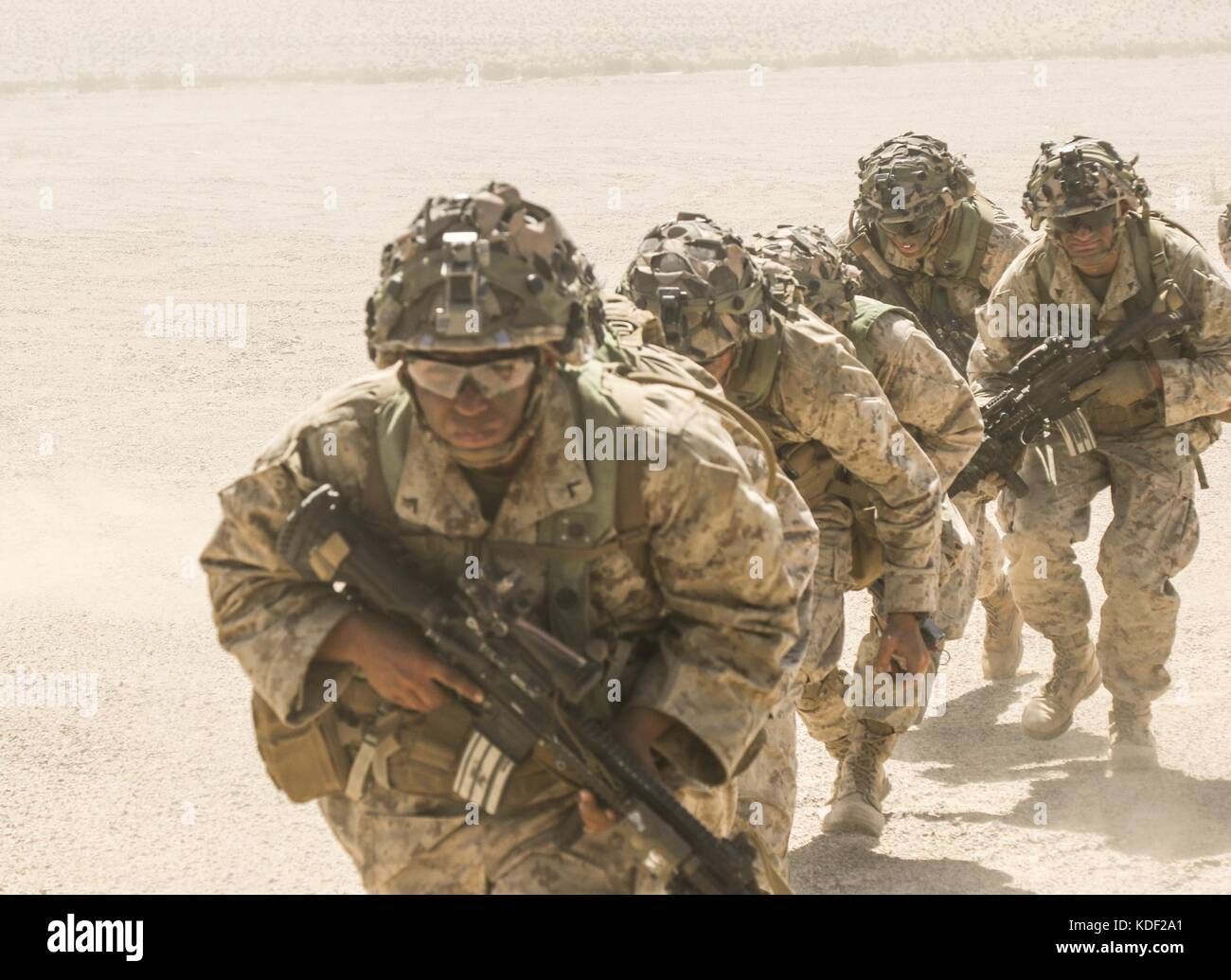 Us-Soldaten bei einem Angriff Bohren am Fort irwin National Training Center East Pass zum 30. Juni 2017 in Fort Irwin, Kalifornien. (Foto von David Flanke über planetpix) Stockfoto
