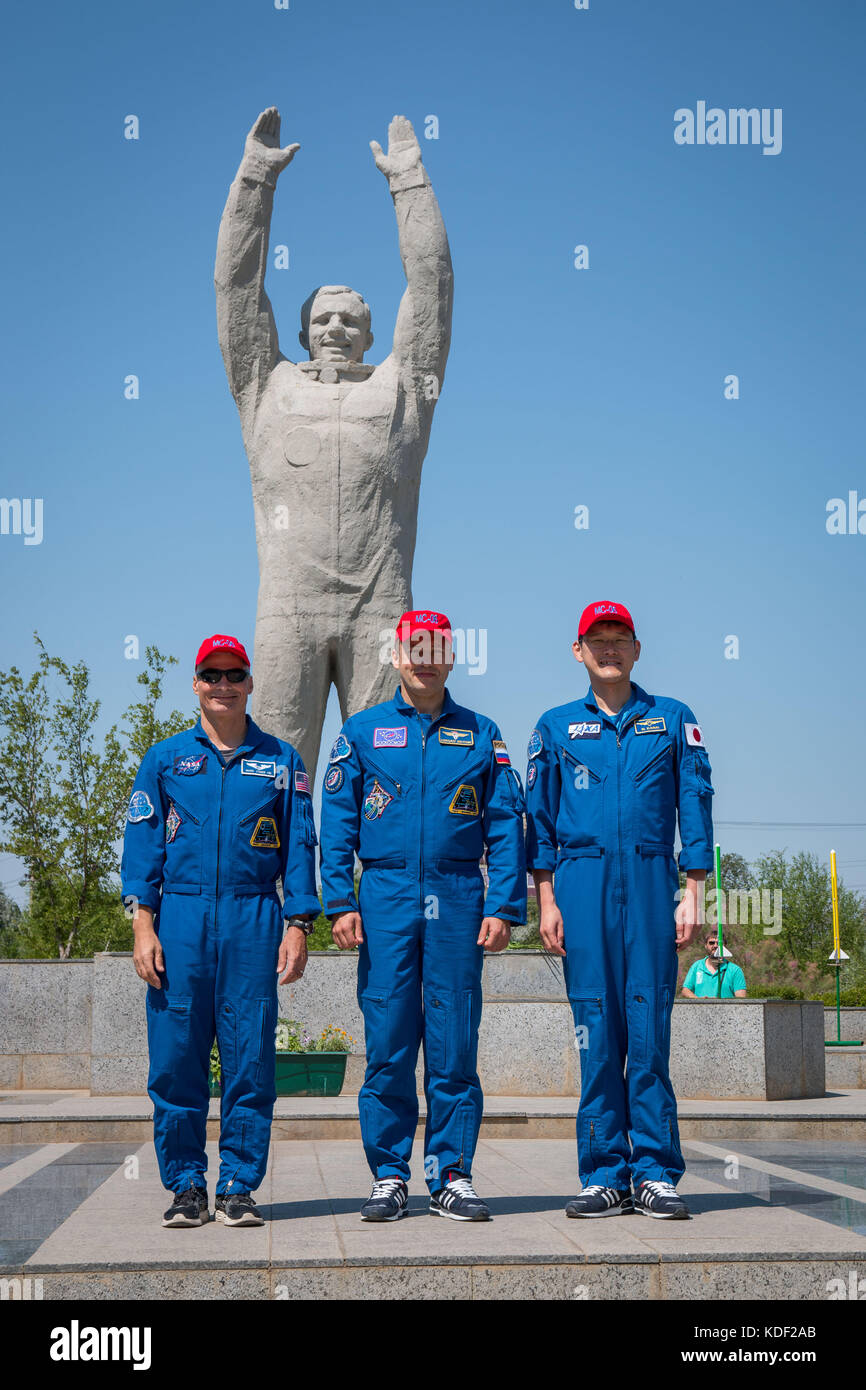 NASA International Space Station Expedition 52 Sojus MS-05 Backup Crew Members (L-R) US-amerikanischer Astronaut Mark Vande Hei, russischer Kosmonaut Alexander Misurkin aus Roscosmos, und der japanische Astronaut Norishige Kanai von der japanischen Raumfahrtbehörde posiert vor der Statue des Yuri Gagarin während der traditionellen Zeremonien vor dem Start am 18. Juli 2017 in Baikonur, Kasachstan. (Foto von Victor Zelentsov über Planetpix) Stockfoto