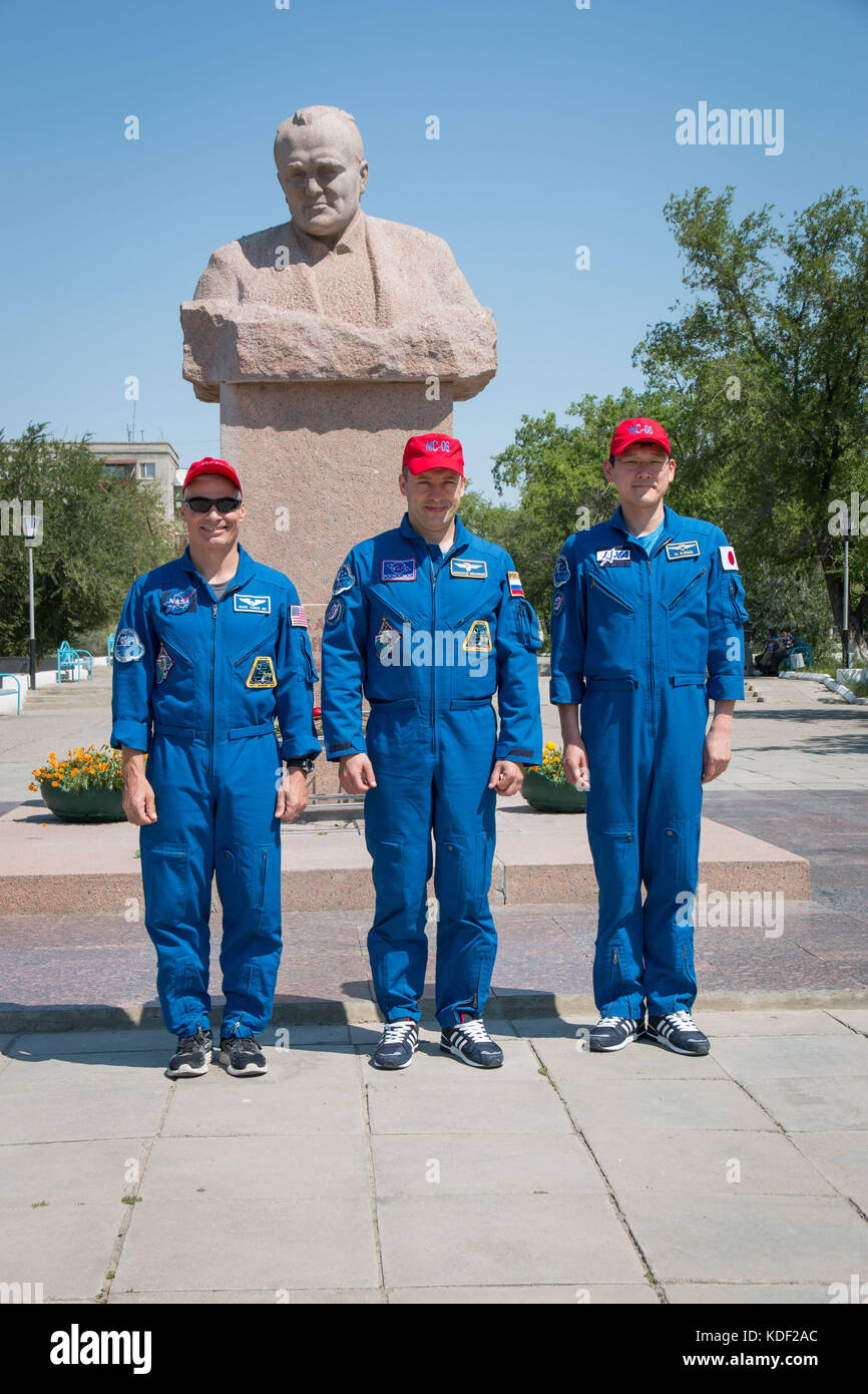 NASA International Space Station Expedition 52 Sojus MS-05 Backup Crew Members (L-R) US-amerikanischer Astronaut Mark Vande Hei, russischer Kosmonaut Alexander Misurkin aus Roscosmos, und der japanische Astronaut Norishige Kanai von der japanischen Raumfahrtbehörde posiert vor der Sergej Korolev-Statue während der traditionellen Zeremonien vor dem Start am 18. Juli 2017 in Baikonur, Kasachstan. (Foto von Victor Zelentsov über Planetpix) Stockfoto