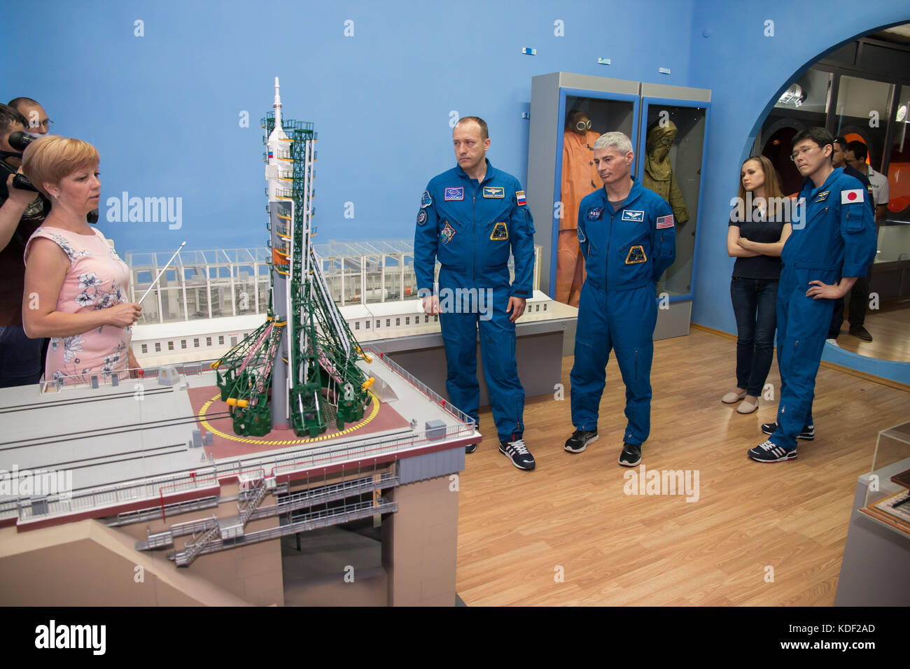 NASA International Space Station Expedition 52 Sojus MS-05 Backup Crew-Mitglieder (L-R) der russische Kosmonaut Alexander Misurkin aus Roscosmos, der amerikanische Astronaut Mark Vande Hei und der japanische Astronaut Norishige Kanai von der japanischen Raumfahrtbehörde für Luft- und Raumfahrt besuchen ein Modell der Sojus-Rakete im Baikonur Cosmodrome Museum am 18. Juli 2017 in Baikonur, Kasachstan. (Foto von Victor Zelentsov über Planetpix) Stockfoto