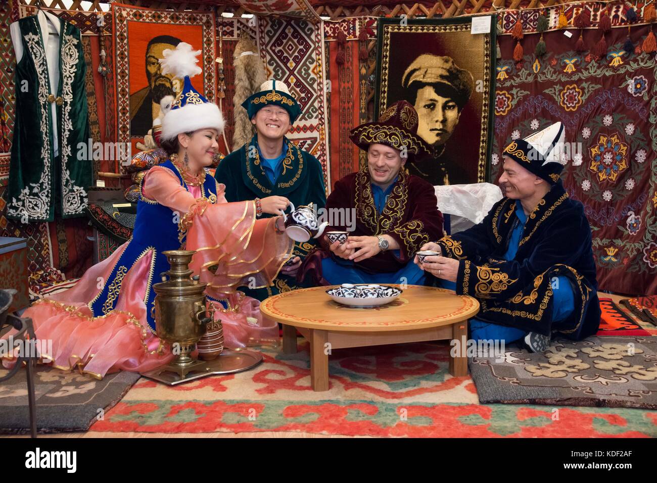 Die NASA ISS Expedition 52 Sojus ms-05 backup Besatzungsmitglieder (L-R) japanische Astronaut norishige Kanai der Japanese Aerospace Exploration Agency, der russische Kosmonaut Alexander misurkin von roskosmos, und amerikanische Astronaut mark Vande hei genießen Sie eine Tasse Tee in einem Modell einer russischen Jurte Zelt am Kosmodrom Baikonur Museum während der traditionellen Zeremonien vor dem Start Juli 18, 2017 in Baikonur, Kasachstan. (Foto von Victor zelentsov über planetpix) Stockfoto
