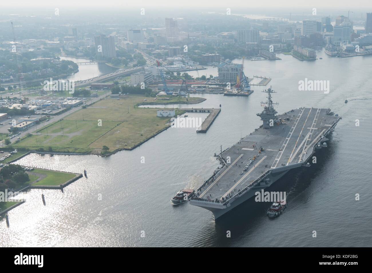 Der Flugzeugträger der Nimitz-Klasse der US Navy USS Harry S. Truman durchquert den Elizabeth River, nachdem er die Norfolk Naval Shipyard am 21. Juli 2017 in Norfolk, Virginia, verlassen hat. (Foto von Kevin F. Johnson über Planetpix) Stockfoto