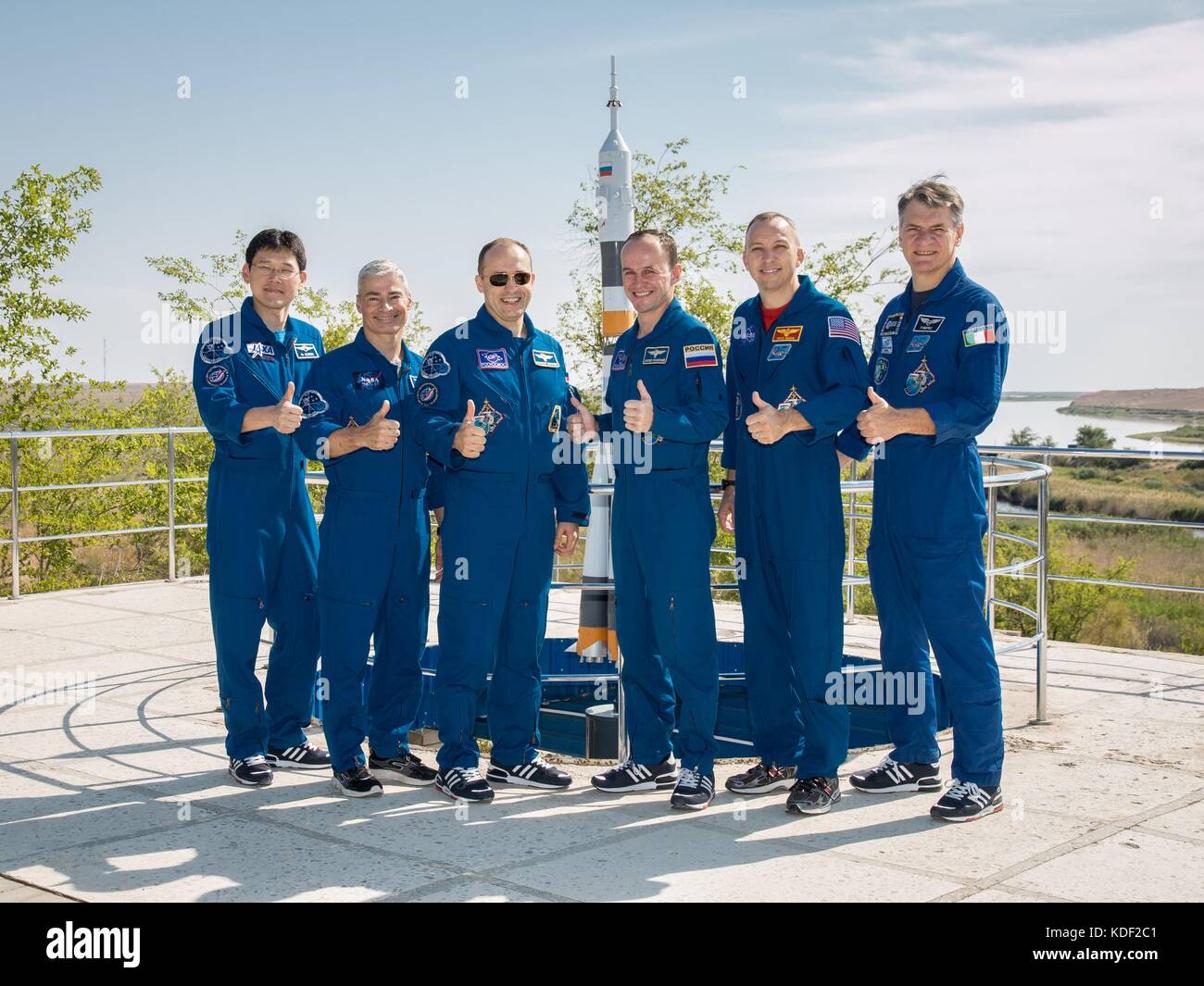 NASA International Space Station Expedition 52 Sojus MS-05 Backup- und Prime Crew-Mitglieder (L-R) der japanische Astronaut Norishige Kanai von der japanischen Raumfahrtbehörde, der amerikanische Astronaut Mark Vande Hei, die russischen Kosmonauten Alexander Misurkin und Sergey Ryazanskiy aus Roscosmos, der italienische Astronaut Paolo Nespoli von der Europäischen Weltraumorganisation und der amerikanische Astronaut Randy Bresnik posieren sich während des Cosmonaut am 22. Juli 2017 im Baikonhakur Hotel für ein Gruppenfoto. (Foto von Victor Zelentsov über Planetpix) Stockfoto