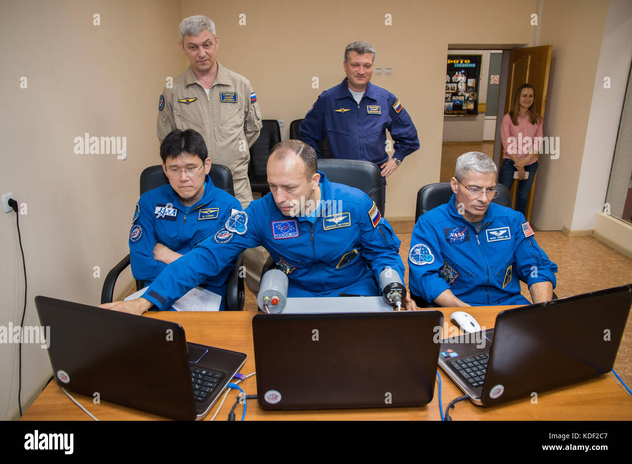 NASA International Space Station Expedition 52 Sojus MS-05 Backup Crew-Mitglieder (L-R) der japanische Astronaut Norishige Kanai von der japanischen Raumfahrtbehörde für Luft- und Raumfahrt, der russische Kosmonaut Alexander Misurkin von Roscosmos und der amerikanische Astronaut Mark Vande Hei nutzen einen Laptop-Computer-Simulator für das Rendezvous-Training vor dem Start im Cosmonaut Hotel am 22. Juli 2017 in Baikonur, Kasachstan. (Foto von Victor Zelentsov über Planetpix) Stockfoto